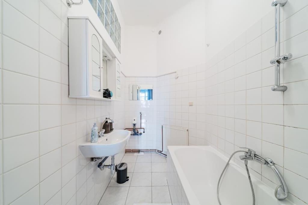 Zentrale Wohnung Fuer Entdecker Wenen Buitenkant foto