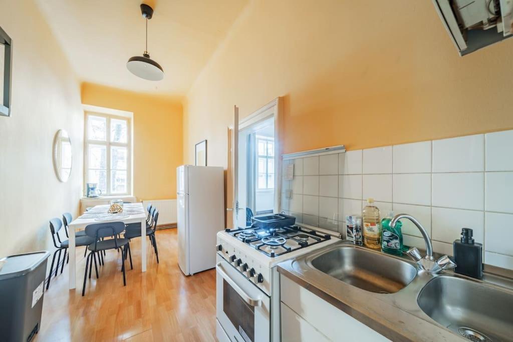 Zentrale Wohnung Fuer Entdecker Wenen Buitenkant foto